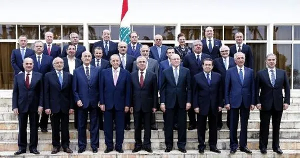 تشکیل دولت جدید در لبنان اعلام شده است.سلام تمام که از سوی میشل سلیمان رئیس جمهوری لبنان، مأمور تشکیل دولت شده بود، در رأس یک کابینه متشکل از ۲۴ وزیر است. ترکیب کابینه جدید متشکل از هشت وزیر از گروه حزب&zwnj;الله و هشت وزیر از ائتلاف چهاردهم مارس تحت رهبری سعد حریری است؛ البته رئیس جمهوری هم برای حفظ جناح میانه&zwnj;رو، هشت وزیر تعیین کرده است/شینهوا
