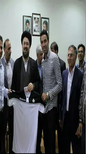 عکس روز: نکونام پیراهنش را به سید حسن خمینی اهدا کرد