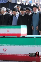 تصویری از فرزندان رهبر شهید انقلاب در مصلی تهران