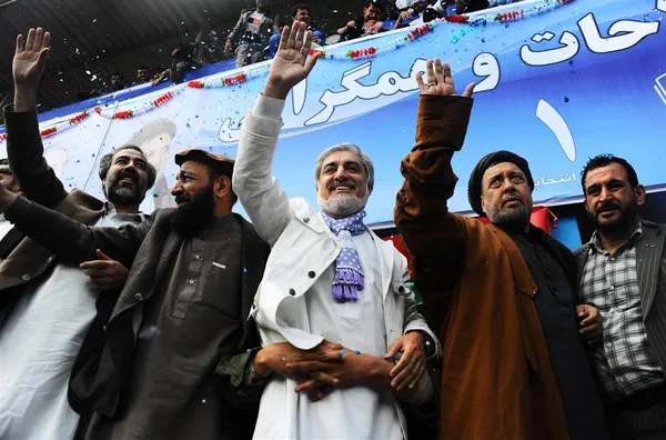 عبدالله عبدالله به عنوان یکی از مهمترین نامزدهای انتخابات روز آینده ریاست جمهوری افغانستان، در میان هوادارانش در استادیوم ورزشی شهر هرات ابراز احساسات می کند. /AREF KARIMI / AFP - GETTY IMAGES
