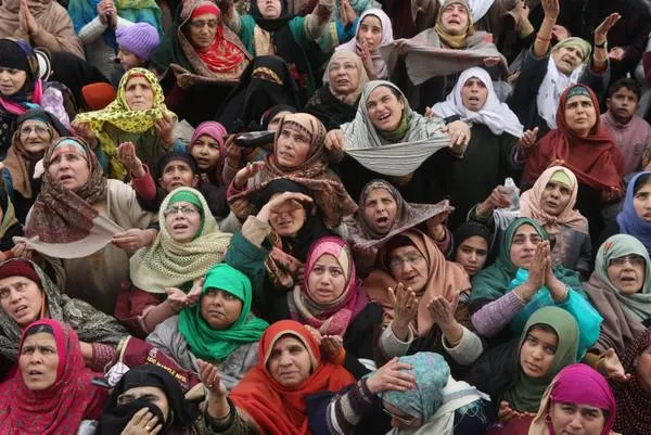 زنان مسلمان در سرینگر به مناسبت فرارسیدن سالروز تولد حضرت محمّد(ص) برای ایشان دعا می کنند/ANSA