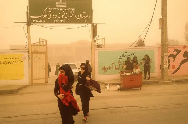امسال در اثر خشکسالی و کم بارانی پدیده ریزگردها با افزایش چشمگیر در روزهای بسیاری، سبب تعطیلی مدارس و ادارات شده است. هوای آلوده اهواز عرصه زندگی را به مردم این منطقه از کشور تنگ کرده است./ISNA
