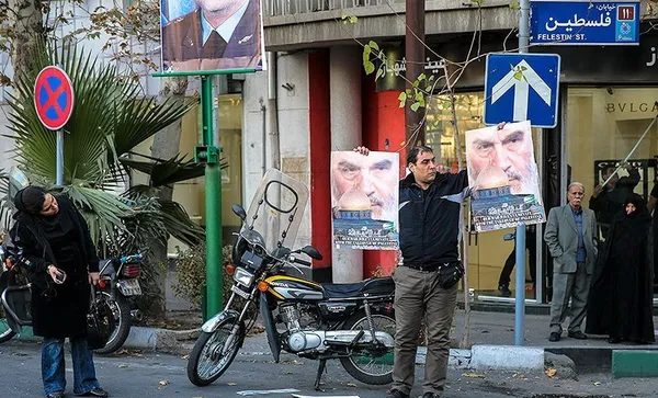 جمعی از دانشجویان دانشگاه&zwnj;های تهران به دنبال شادی و شعف مردم فلسطین در پی مرگ آریل شارون، قصاب صبرا و شتیلا اقدام به توزیع و پخش شیرینی در میدان فلسطین تهران کردند/تسنیم
