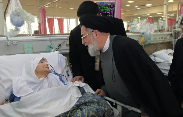 حجت الاسلام سیدمحمدعلی شهیدی رییس بنیاد شهید و امور ایثارگران، روز یکشنبه با حضور در بیمارستان خاتم الانبیا(ص) از والدین معظم شهدا که در این بیمارستان بستری هستند،عیادت کرد/ایرنا
