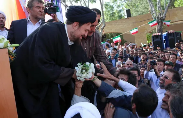 سید حسن خمینی در مقابل بیت تاریخی امام خمینی (ره) با مردم شهرستان خمین دیدار کرد. این دیدار در آستانه کنگره بین&zwnj;المللی چشمه آفتاب که در شهرستان خمین، زادگاه امام راحل برگزار می&zwnj;شود، انجام شد. /ISNA