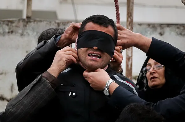 عبدالغنی حسین زاده یکی از پیشکسوتان فوتبال مازندران و همسرش ، به عنوان والدین "مقتول" (عبدالله حسین زاده)، در پای چوبه دار از قصاص قاتل فرزندشان منصرف شدند و دوباره طعم شیرین زندگی را به جوان مجرم بخشیدند./ISNA
