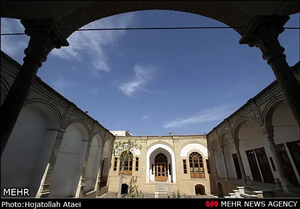 خانه تاریخی زند در مرکز بافت قدمی شهر قم در محله گذر قلعه در خیابان چهار مردان قرار دارد این بنای تاریخی متعلق به اواخر دوره قاجار با قدمت 130 ساله می باشد. سه شنبه 22-12-91
