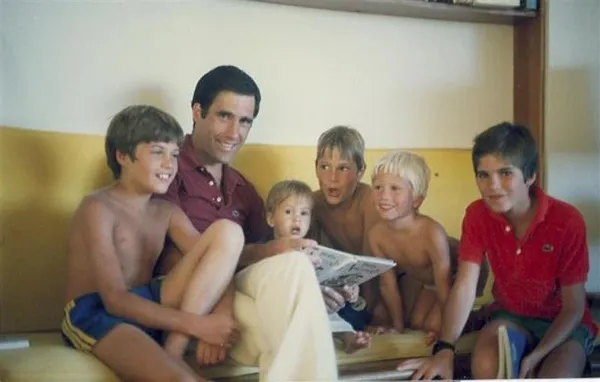 
1982
میت رامنی و مت، کریگ، جاش، بن و تگ
REUTERS/Romney for President
