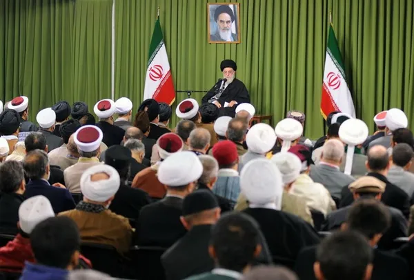 رهبر معظم انقلاب در دیدار روز سه شنبه با شرکت کنندگان کنگره جهانی &laquo;جریان های افراطی و تکفیری از دیدگاه علمای اسلام&raquo; ./Leader O.W
