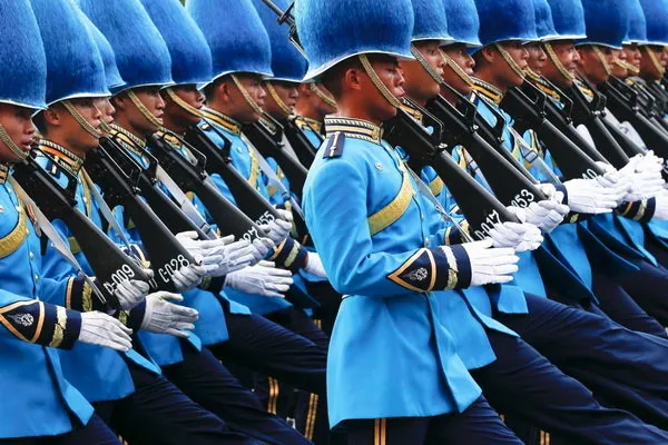 گارد سلطنتی تایلند به مناسبت جشن تولد پادشاه این کشور در حال اجرای مراسم رژه است. پادشاه تایلند روز ۵ دسامبر۸۷ ساله می شود. (Reuters)
