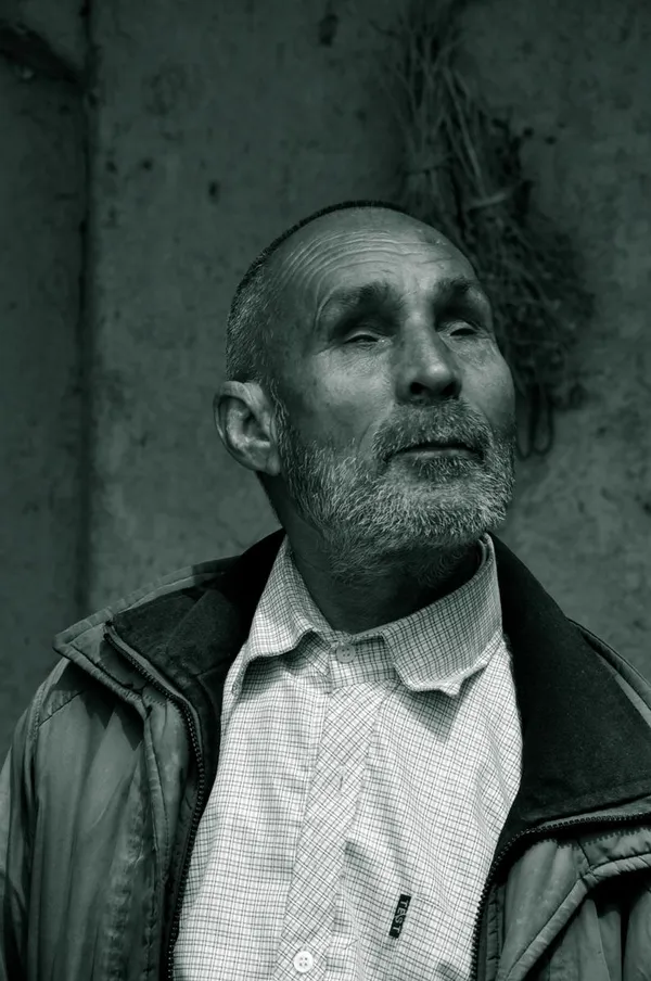 مرد نابینای ۶۰ ساله که مجرد است و تنها ۶۰ هزار تومان ماهانه بهزیستی عایدی اوست و البته کاری نیافته.