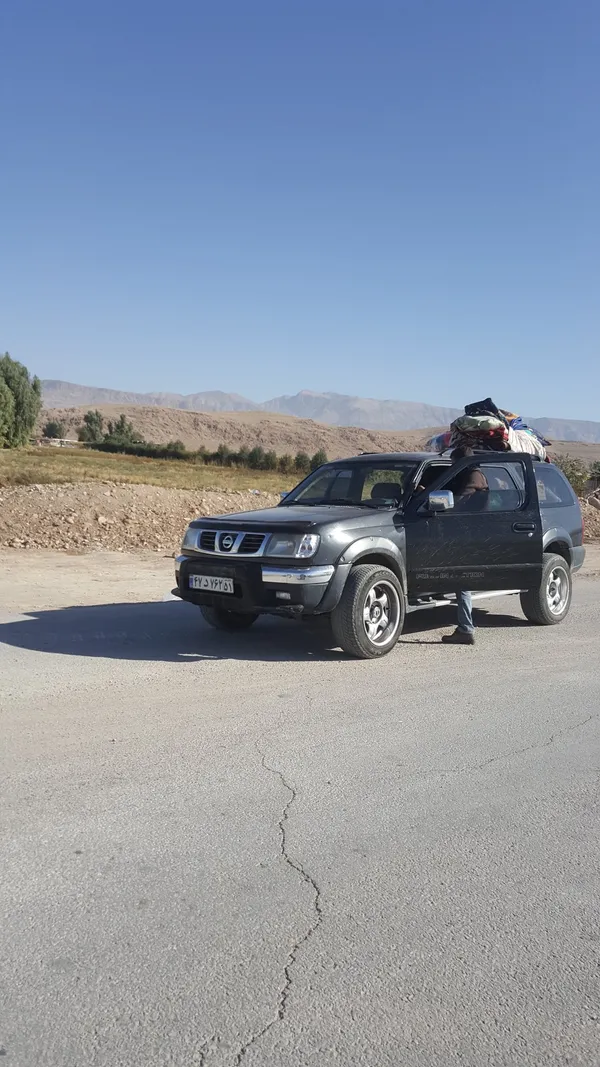صبح روز دوم زلزله. بعضی&zwnj;ها دل&zwnj;شان آرام نمی&zwnj;گیرد خودشان چیزهایی که در توان&zwnj;شان است را بار زده&zwnj;اند و سمت مناطق زلزله آورده&zwnj;اند. مثل این جوان که ماشینش را پر از پتو کرده و آورده