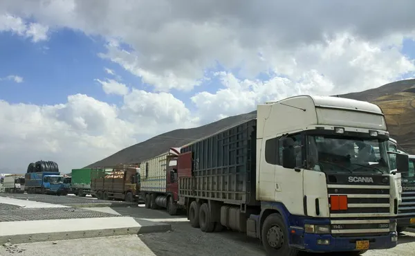 نماینده مجلس(حسینی)، گفته است ۳۵ راننده ایرانی در اقلیم کردستان عراق بازداشت شده&zwnj;اند.آقای حسینی گفته است که این رانندگان از یک ماه پیش در بازداشت به سر می&zwnj;&lrm;برند و دو روز پیش بازجویی شده&zwnj;اند.به گفته آقای حسینی آنان در زمینه صادرات کالا به عراق فعال بوده&zwnj;اند.او و دیگر مقامات ایرانی تاکنون توضیحی درباره علت بازداشت این رانندگان در کردستان عراق نداده&zwnj;اند/خانه ملت
