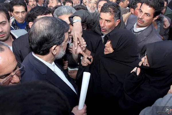 دیدار دکتر رضایی با کشاورزان اصفهانی که به دلیل مشکلات آبرسانی تحصن کرده بودند.