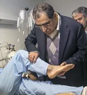 آخرین مالیدن وزیر بهداشت قبل از خداحافظی+عکس