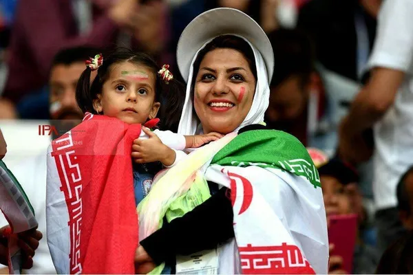 مادر و دختر تماشاگران دیدار ایران و اسپانیا در "استادیوم آزادی"