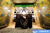 عکس: تعویض پوشش ضریح امام حسین(ع) هم‌زمان با فرارسیدن ماه محرم