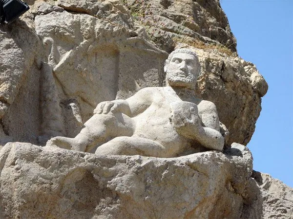 مجسمه هرکول در بیستون (از توابع کرمانشاه) یک نمونه شاخص از آسیب به آثار تاریخی رها شده در کشورمان است؛ مجسمه&zwnj;ای کم نظیر که نگهبان نداشتنش موجب شده سر آن به سرقت برود و پس از آن بود که مسئولان این سر جدید را برایش تدارک دیدند!