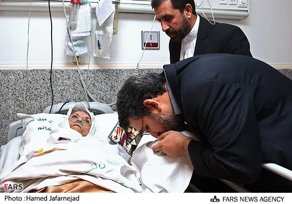 عیادت احسان رجبی عکاس جنگ (تصویرگر لحظه شهادت شهید امیر حاج امینی)از مادر شهید