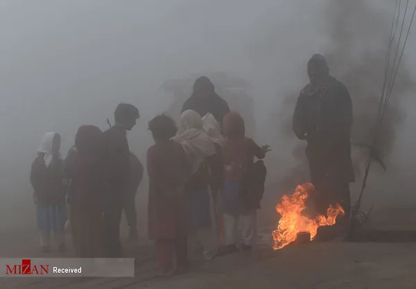 دانش آموزان پاکستانی در کنار آتش در لاهور 