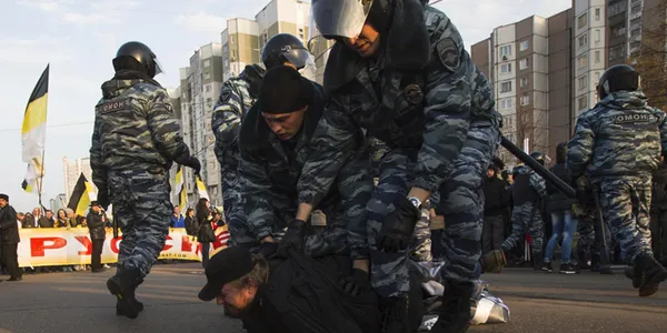 بازداشت یکی از فعالان ملی در راهپیمایی سالانه در مسکو./AP
