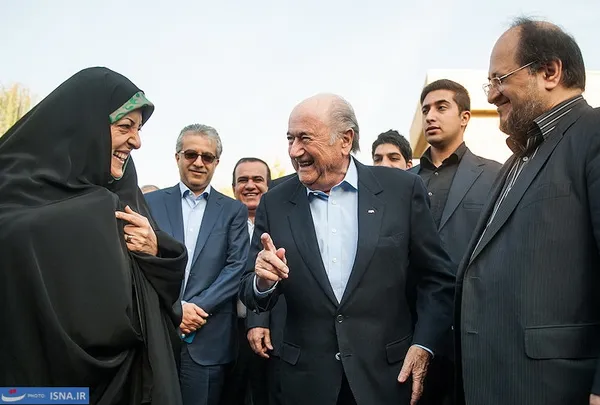 از راست، شریعتمداری سرپرست وزارت ورزش و جوانان، سپ بلاتر رییس فدراسیون جهانی فوتبال و معصومه ابتکار رییس سازمان حفاظت محیط زیست