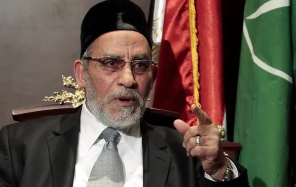 یک دادگاه در مصر، دوشنبه هشت اردیبهشت، محمد بدیع، رهبر گروه اخوان المسلمین و ۶۸۲ عضو دیگر این گروه اسلامگرا را به مرگ محکوم کرده است. به گزارش آسوشیتدپرس، همین دادگاه، در عین حال، حکم اعدام ۴۹۲ از ۵۲۹ عضو دیگر اخوان المسلمین را که دو ماه پیش صادر کرده بود، لغو کرده است/Reuters-RFE/RL-AP
