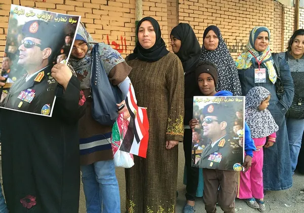 برگزاری همه پرسی قانون اساسی جدید مصر وارد دومین روز خود شده است.دولت انتقالی تحت حمایت نظامیان برای تائید برکناری محمد مرسی، رئیس جمهور پیشین مصر به دنبال رای مثبت مردم به قانون اساسی جدید است و میزان مشارکت و نتیجه همه&zwnj;پرسی شاخصی برای سنجش حمایت مردم از ارتش محسوب می شود/بی بی سی
