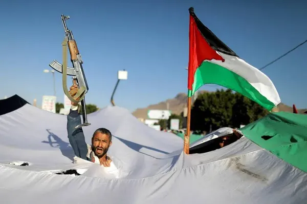 صنعا، یمن ـ یک معترض در جریان تظاهرات همبستگی طرفدار فلسطین در پایتخت.