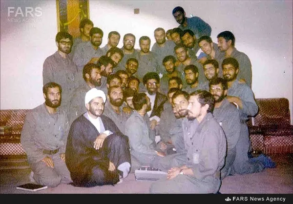 3.آیت&zwnj;الله&zwnj; خامنه&zwnj;ای در جمع عده&zwnj;ای از فرماندهان پاسداران انقلاب اسلامی که بسیاری از آنان بعدها به شهادت رسیدند - 1362