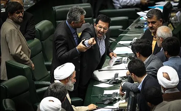 جواد جهانگیرزاده نمایندگان ارومیه امروز در صحن علنی مجلس با کوچک زاده درگیری لفظی پیدا کرد و خطاب به وی گفت: تو حرف نزن! پرونده تو دست من است!در جلسه امروز مجلس پس از آنکه هیأت رئیسه موضوع انتخاب ناظران هیأت نظارت در مطبوعات را به عنوان دستور کار صحن علنی قرائت کرد، برخی از وکلای ملت به دلیل آنچه که وجود ابهام در تعداد کاندیداهای این هیأت می&zwnj;خواندند، خطاب به هیأت رئیسه انتقاد و اعتراض کردند.در جریان این انتقادات و اعتراض ها در گوشه&zwnj;ای از صحن علنی جواد جهانگیرزاده نماینده ارومیه با مهدی کوچک&zwnj;زاده نماینده تهران دچار درگیری لفظی شد تا آنجا که جهانگیرزاده خطاب به وی گفت: تو حرف نزن! بشین سر جات! پرونده تو دست من است!پس از این درگیری لفظی جهانگیرزاده و کوچک&zwnj;زاده، برخی نمایندگان مجلس از جمله سید علی طاهری نماینده گرگان اطراف صندلی جهانگیرزاده جمع شدند تا او را آرام کنند./MNA
