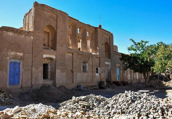 ارگ بهارستان (باغ زرشکی) مربوط به دوره افشاریه است. این اثر در تاریخ ۲۵ اسفند ۱۳۷۹ با شمارهٔ ثبت ۳۶۸۳ به&zwnj;عنوان یکی از آثار ملی ایران به ثبت رسید.اکنون از ارگ بهارستان به عنوان انبار ضایعات استفاده می&zwnj;شود./ISNA 
