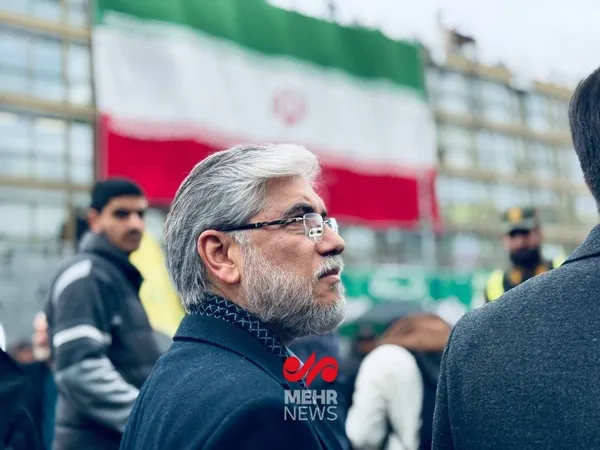 حسین سیمایی صراف وزیر علوم، تحقیقات و فناوری به راهپیمایی گسترده مردم در روز ۲۲ بهمن پیوست