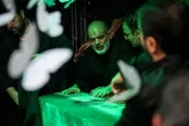 عکس: وداع سردار وحیدی با پیکر رهبر شهید انقلاب