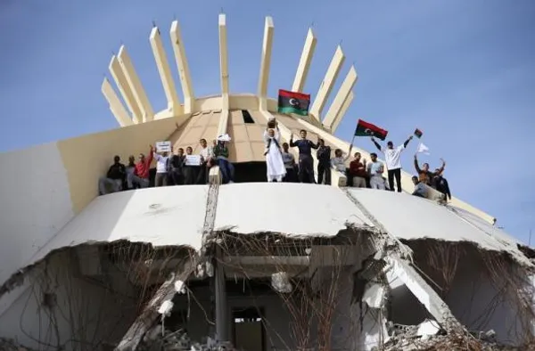 معترضان در جریان یک تظاهرات علیه جنگجویان شبه نظامی سابق در طرابلس