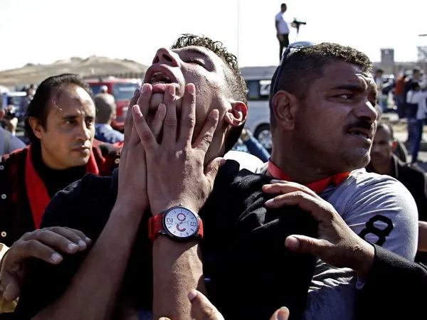 جوانان مصری در شهر قاهره، از تبرئه حسنی مبارک دیکتاتور سابق مصر از اتهام کشتار انقلابیون در سال ۲۰۱۱، مغموم و ناراحت هستند. /AP
