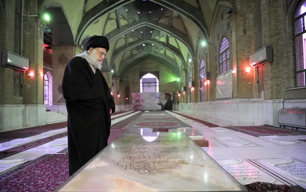 حضور رهبر معظم انقلاب در حرم مطهر امام راحل و گلزار شهدای بهشت زهرا/leader.ir
