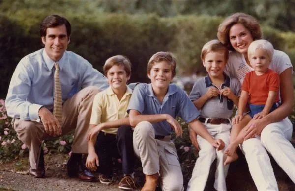 1980
میت رامنی و همسرش آن به همراه بن، تگ و جاش
REUTERS/Romney for President

