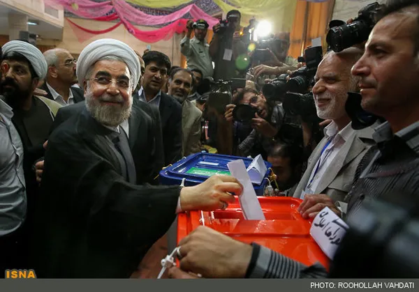 دکتر حسن روحانی در روز 24 خرداد در مسجد امام رضا (ع) شهر ری رای خود را به صندوق انداخت