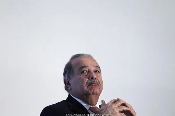 کارلوس اسلیم (به اسپانیایی: Carlos Slim) (زاده ۲۸ ژانویه ۱۹۴۰ در مکزیکو سیتی) کارآفرین، بازرگان و سرمایه&zwnj;دار مکزیکی لبنانی&zwnj;تبار است، که بر پایه رتبه&zwnj;بندی وال استریت ژورنال، همچنین مجلهٔ فرچون و فوربز، از ماه اوت سال ۲۰۰۷ به&zwnj;عنوان ثروتمندترین فرد جهان شناخته می&zwnj;شود.