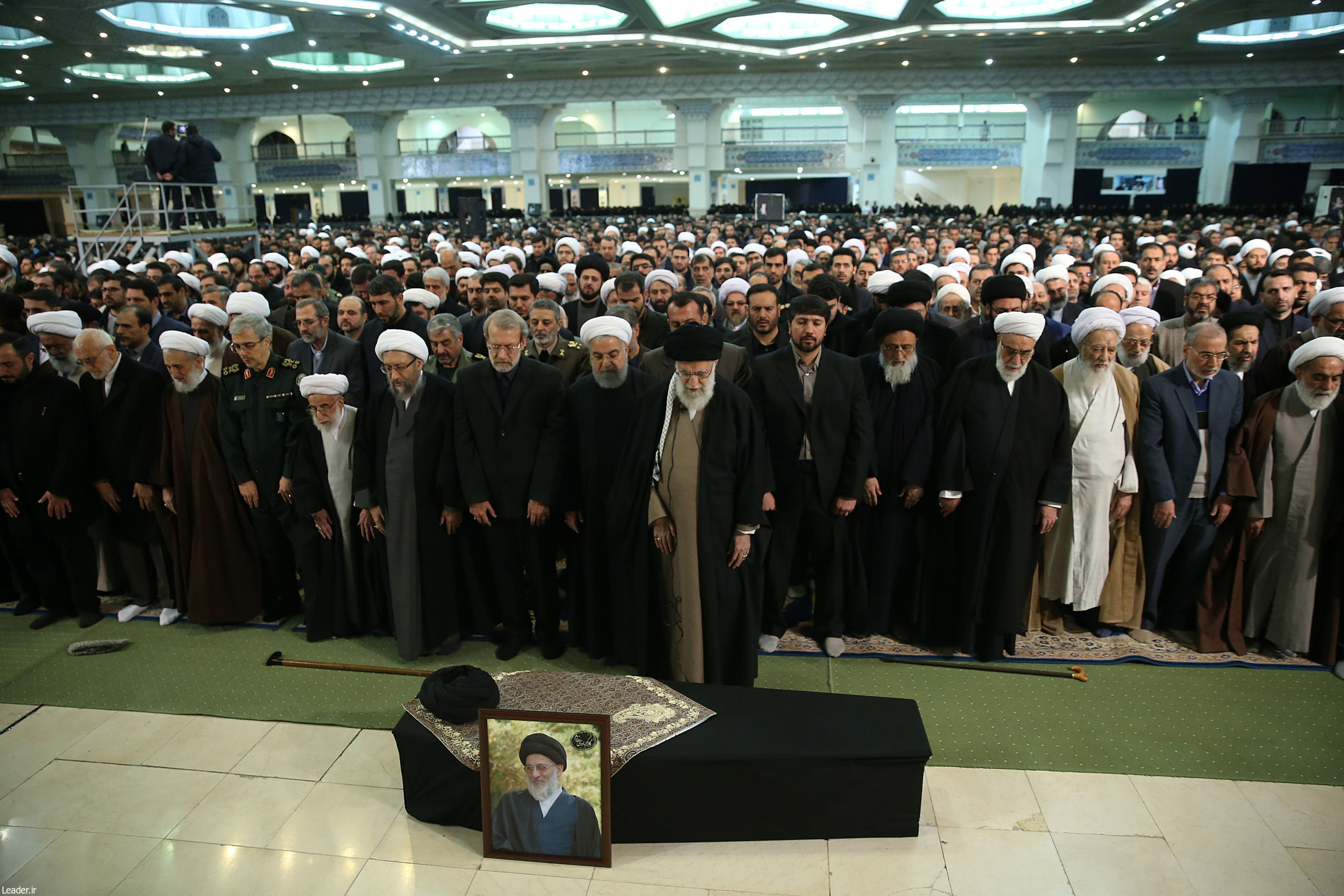 اقامه نماز رهبری بر پیکر آیت الله هاشمی شاهرودی