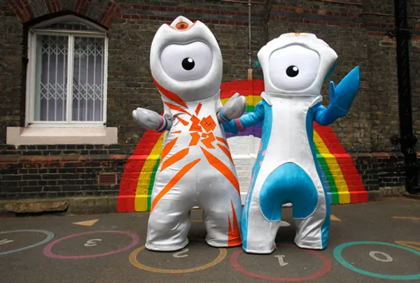 Wenlock عروسک نماد المپیک (سمت چپ) و  Mandeville نماد پارا المپیک (سمت راست) 
Reuters/Suzanne Plunkett
