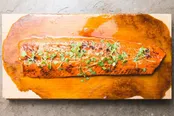 طرز تهیه سالمون کبابی روی تخته سدر