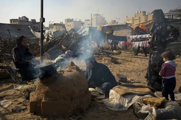 غزه ــ آشپزی فلسطینی&zwnj;ها در یک اردوگاه چادری موقت در منطقه مواسی 