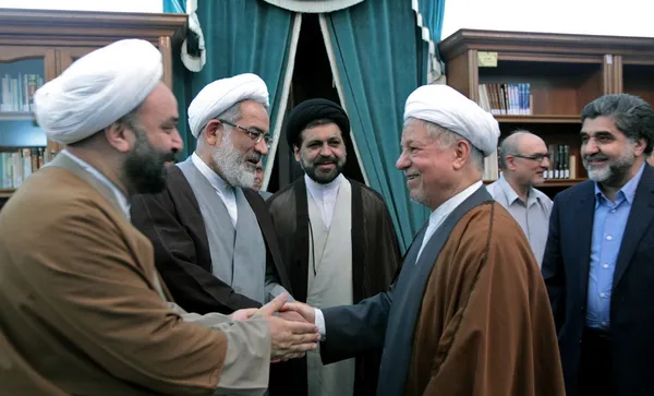 جمعی از مسئولان کشوری و لشکری از قوای سه گانه و نیروهای نظامی و انتظامی، وزرا ، نمایندگان مجلس شورای اسلامی و ...، بنا به سنت دیرین ایرانیان مسلمان در روزهای پس از عید نوروز با حضور در دفتر آیت الله هاشمی رفسنجانی با ایشان دیدار و گفت و گو کردند. /IRNA
