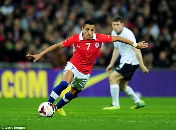 شیلی: الکسیس سانچز(Alexis Sanchez) - یکی از بهترین فوروارد&zwnj;های جهان به شمار می&zwnj;رود او که در باشگاه بارسلونا در میان بزرگانی چون مسی و اینیستا بازی می&zwnj;کند، در بازی دوستانه کشورش مقابل تیم مدعی انگلیس موفق شده 2 بار گلزنی کند.