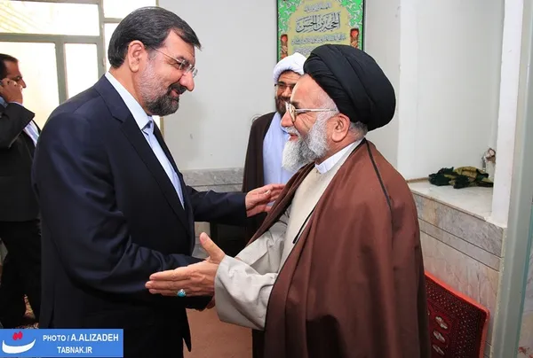دکتر محسن رضایی در بدو ورود به کاشمر با حجه السلام یعقوبی امام جمعه کاشمر و سایر روحانیون این شهر دیدار کرد.