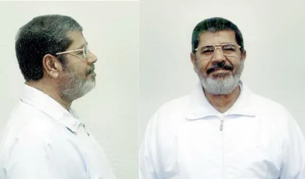 محاکمه محمد مرسی رئیس جمهوری پیشین مصر و ۱۳۱ متهم دیگر در پرونده حمله به زندان&zwnj;ها در دوره انقلاب علیه نظام حسنی مبارک سه شنبه ۸ بهمن آغاز شد.به گزارش خبرگزاری الشرق الاوسط، بنا بر کیفرخواستی که نماینده دادستان مصر در جلسه دادگاه قرائت کرد، شماری از رهبران گروه اسلامگرای اخوان&zwnj;المسلمین و همچنین اعضایی از گروه فلسطینی حماس و حزب&zwnj;الله لبنان، در این پرونده متهم هستند. بسیاری از متهمان این پرونده به صورت غیابی محاکمه می&zwnj;شوند/EPA
