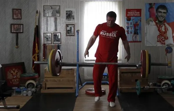 Dmitry Klokov قهرمان نقره&zwnj;ای المپیک پکن در حال تمرین وزنه&zwnj;برداری در خانه پدری&zwnj;اش در روستای سینوکوف در بیرون از مسکو
REUTERS/Grigory Dukor
