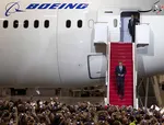 باراک اوباما در حال پایین امدن از پله های یک بوئینگ 787  Dreamliner در 